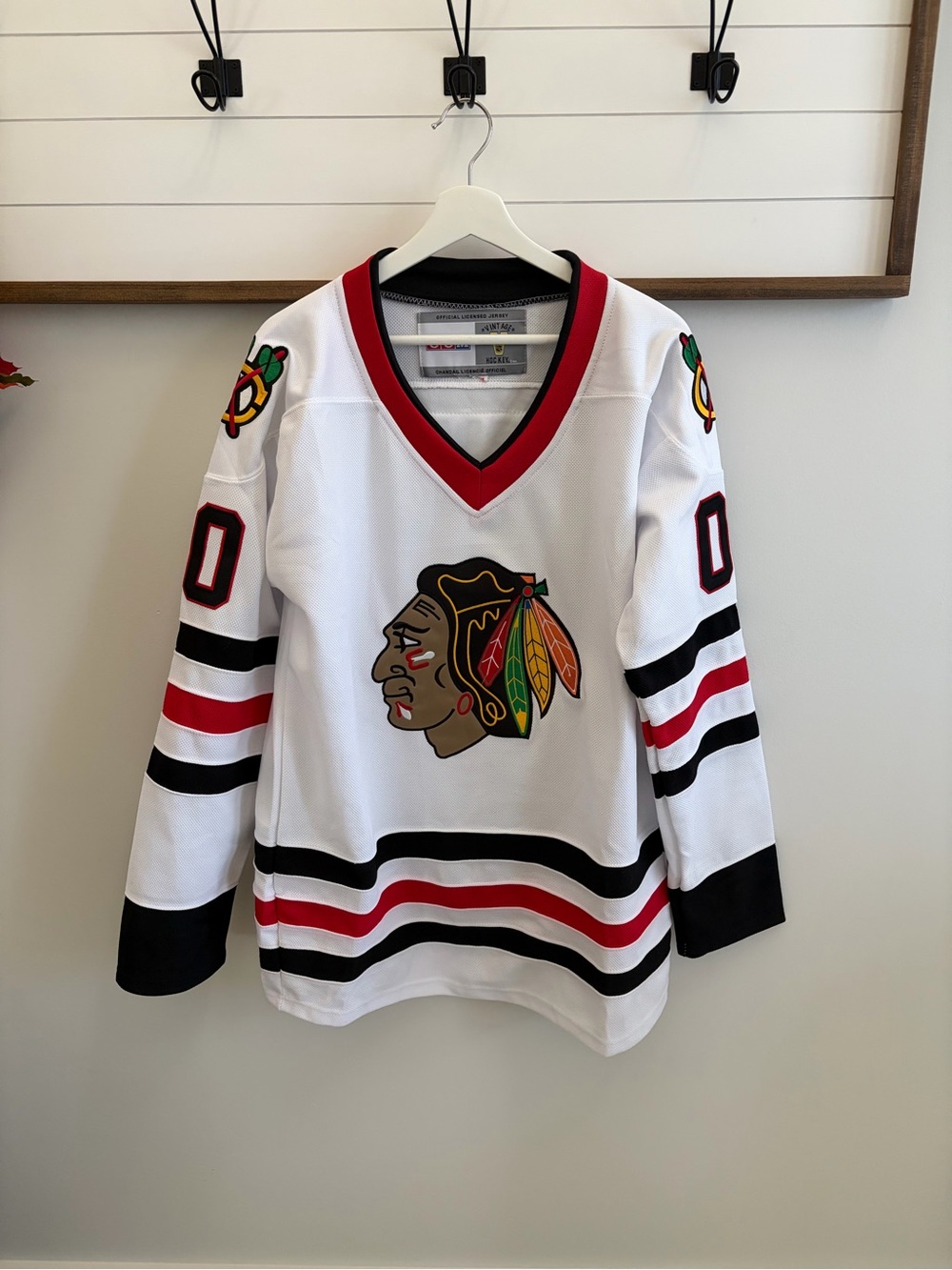 Chicago Blackhawks men’s White Hockey Jersey - Classic Team Logo